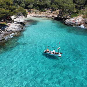 Llaüt mallorquín en aguas azul turquesa