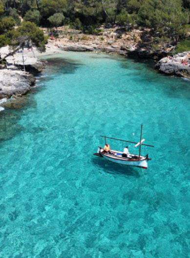 Llaut Mallorquín fondeado en playa turquesa