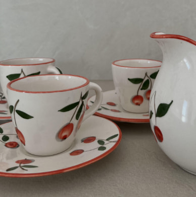 Juego de tazas de café decorado con flores