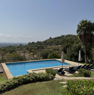 Jardín con piscina en la villa en el sur de Mallorca