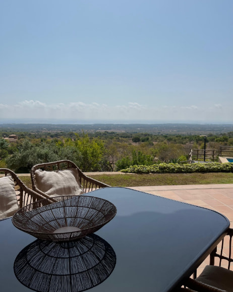 Vista panorámica desde la terraza de la villa en S'Horta