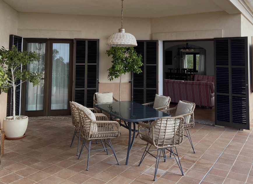 Terrace porch equipped with chairs and a table.