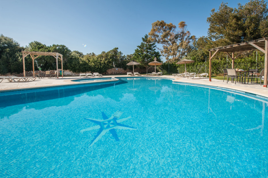 Swimming pool of the apartaments in Cala Serena